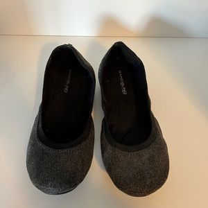 Bandolino flexible ballet flats. Women’s size 10. Gray and black